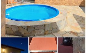 Casa Espaço Sara Piscina Aquecimento Solar total privacidade, área gourmet completa com churrasqueira fogão a lenha, a 5min do centro e do parque das águas